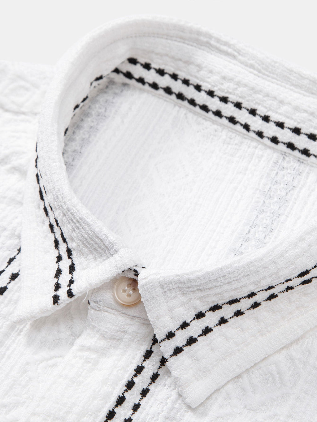 Camisa de jacquard con rayas geométricas y botones, y pantalones cortos de 5" con cordón y textura arrugada