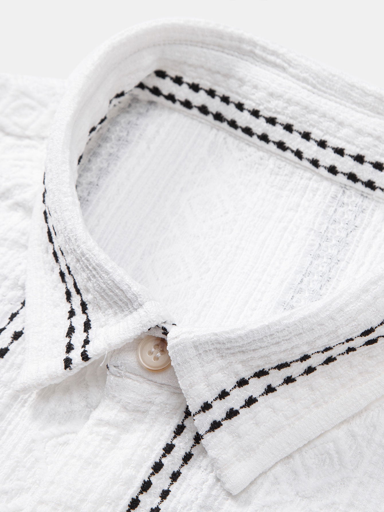 Camisa de jacquard con rayas geométricas y botones, y pantalones cortos de 5" con cordón y textura arrugada