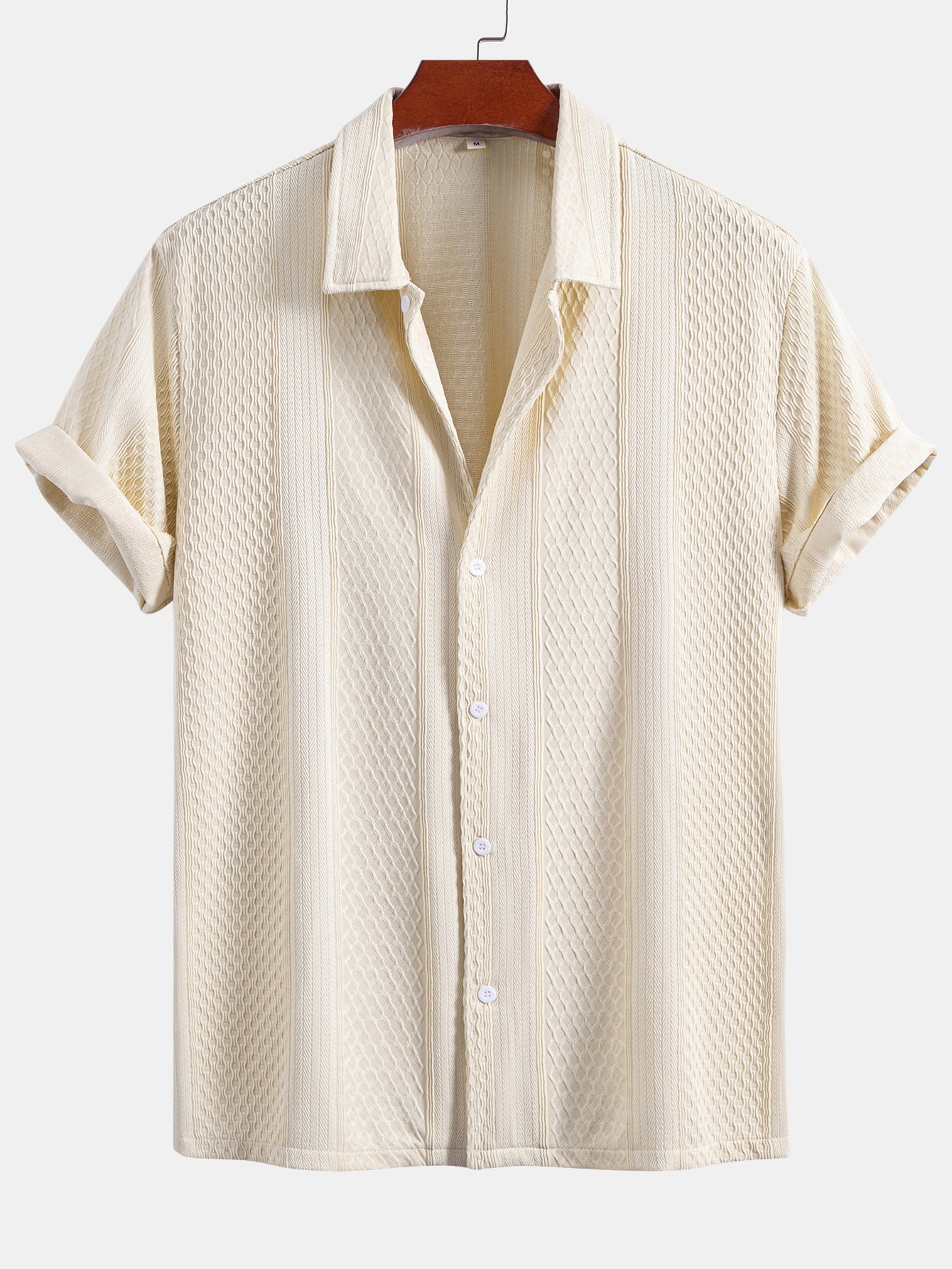 Camisa de botones con estampado jacquard geométrico y pantalones rectos con textura arrugada
