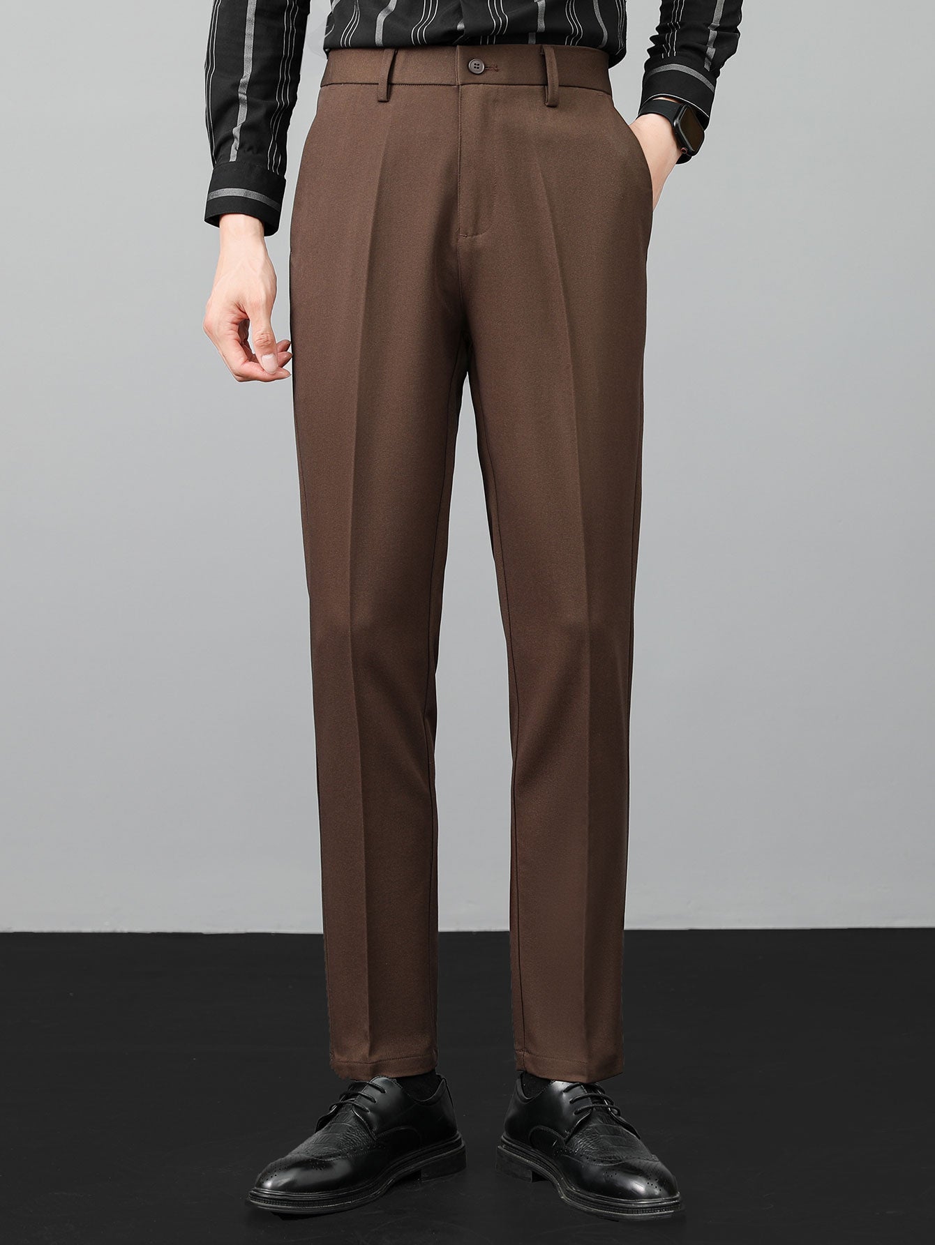 Polo de punto con cremallera texturizada y ribetes en contraste y pantalones ajustados de corte cónico