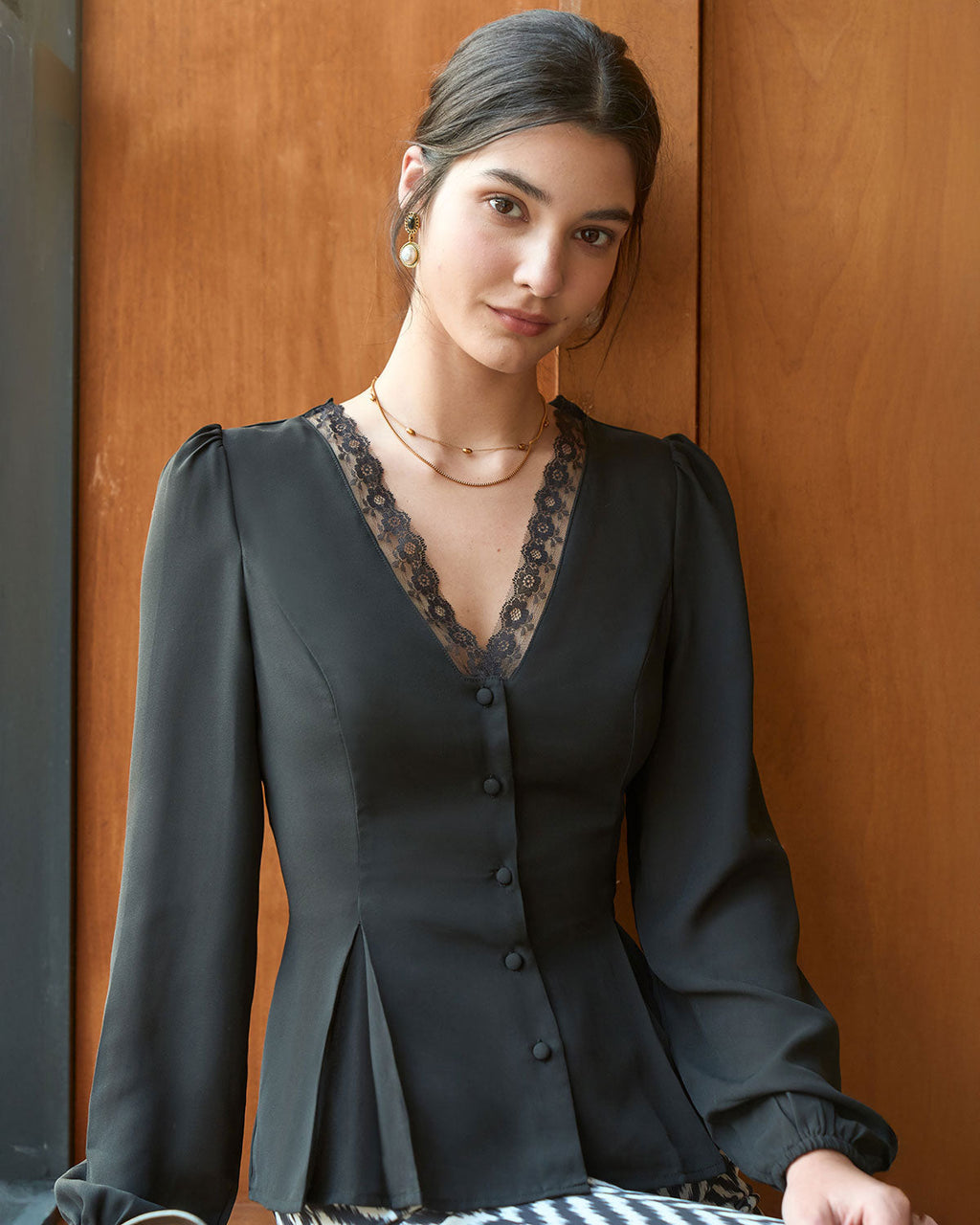 Blusa Negra Cuello V Ribete de Encaje Botones