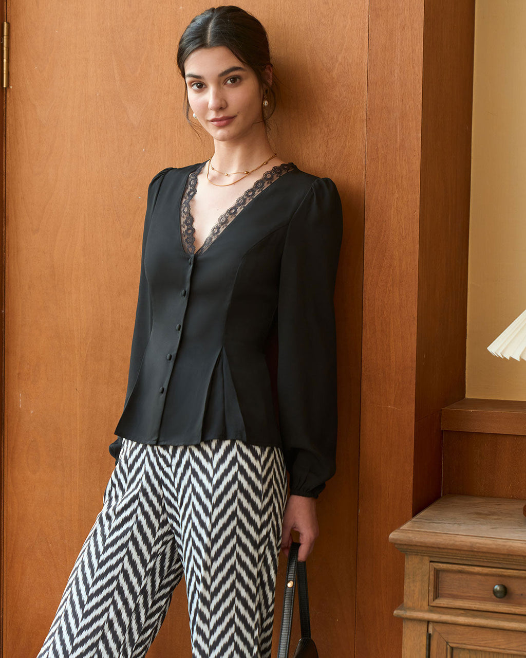 Blusa Negra Cuello V Ribete de Encaje Botones