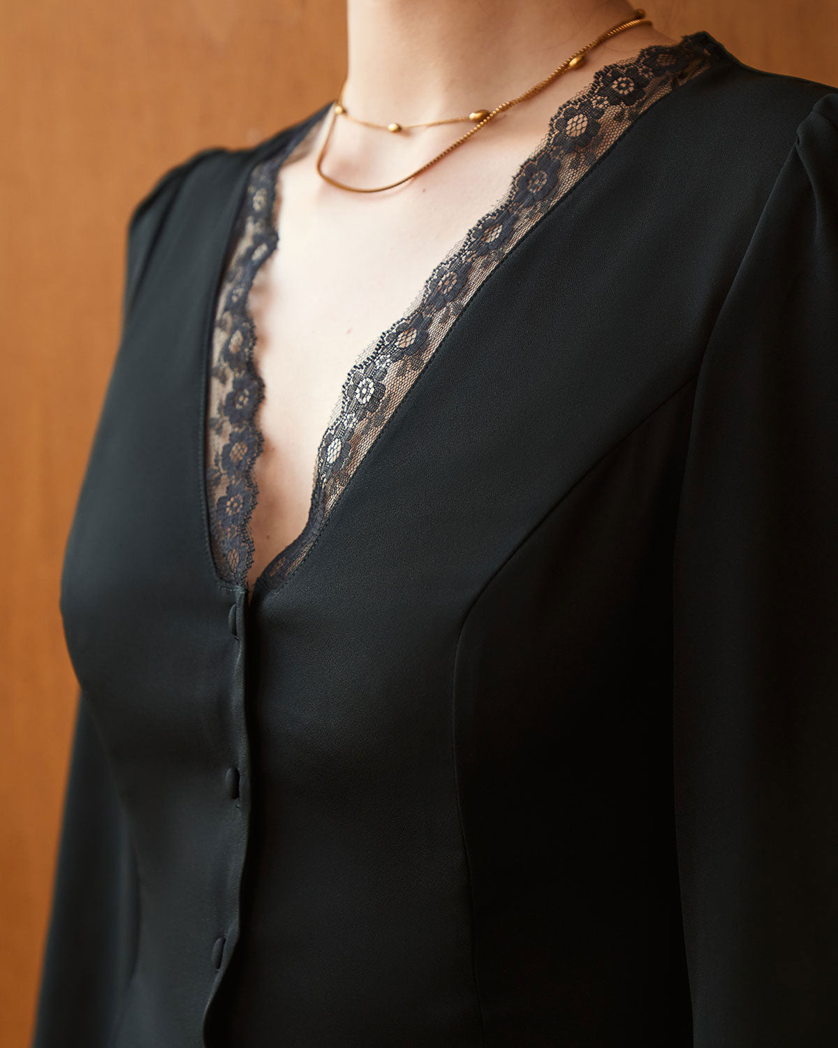 Blusa Negra Cuello V Ribete de Encaje Botones