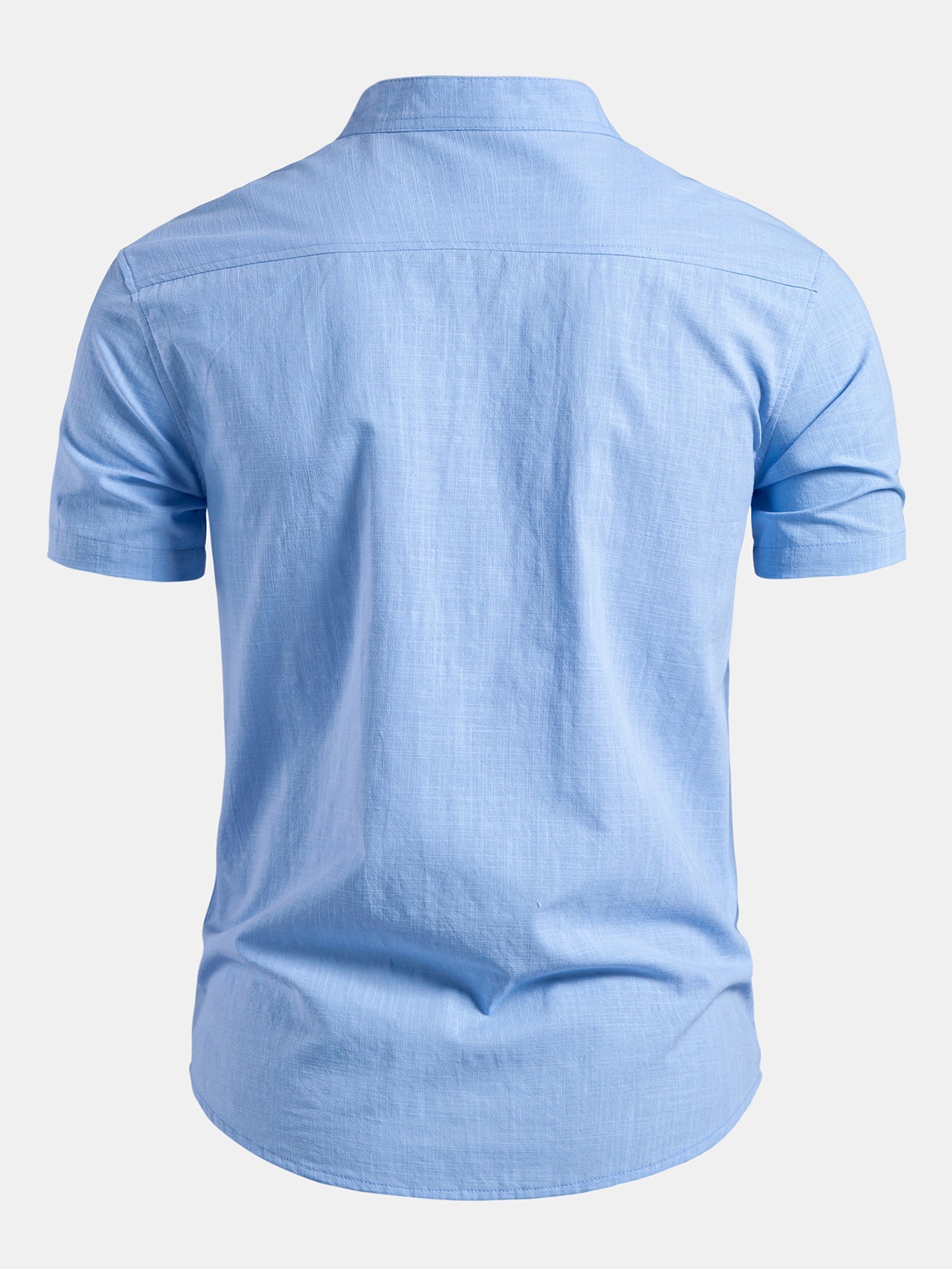 Camisa de manga corta con cuello alto y efecto lino, y pantalones rectos con textura arrugada