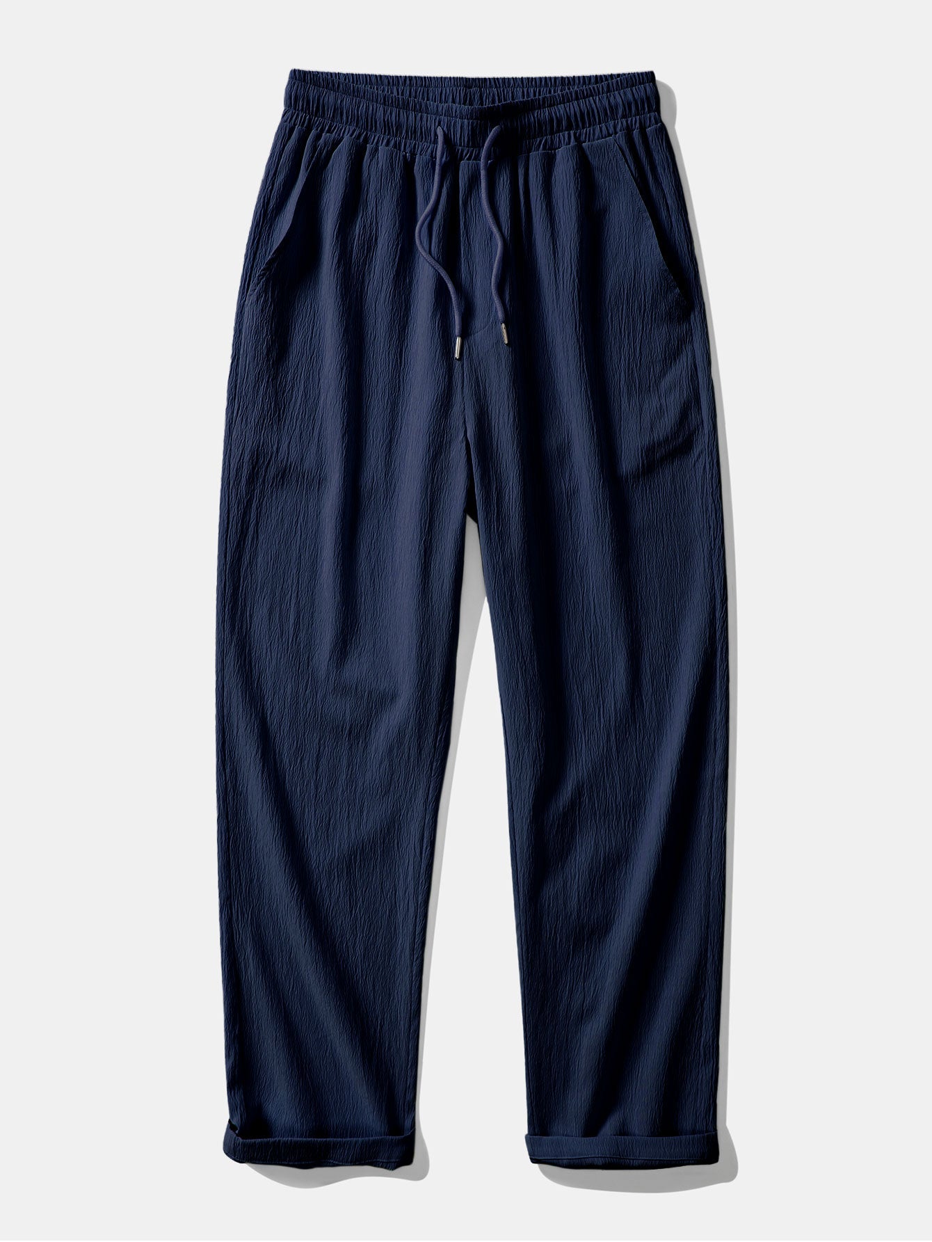Camisa de manga corta con cuello alto y efecto lino, y pantalones rectos con textura arrugada