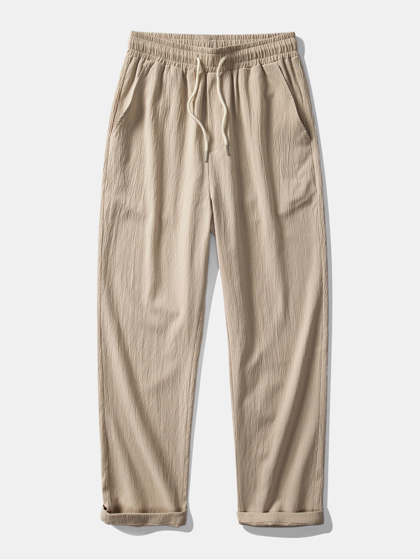 Camisa de manga corta con cuello alto y efecto lino, y pantalones rectos con textura arrugada