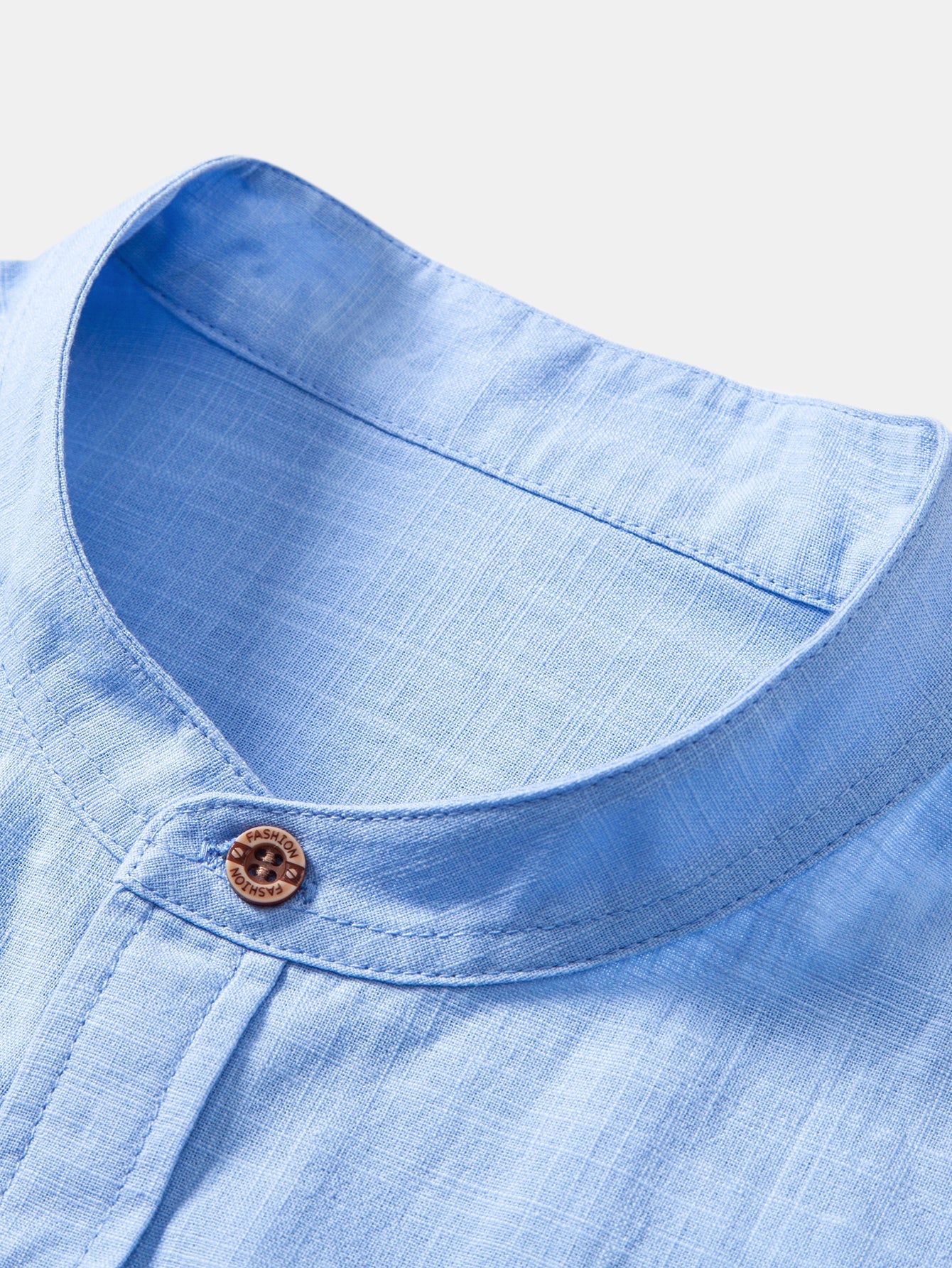 Camisa de manga corta con cuello alto y efecto lino, y pantalones rectos con textura arrugada