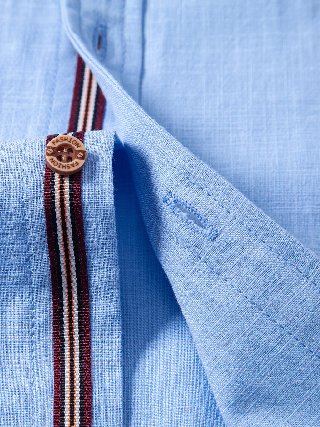 Camisa de manga corta con cuello alto y efecto lino, y pantalones rectos con textura arrugada