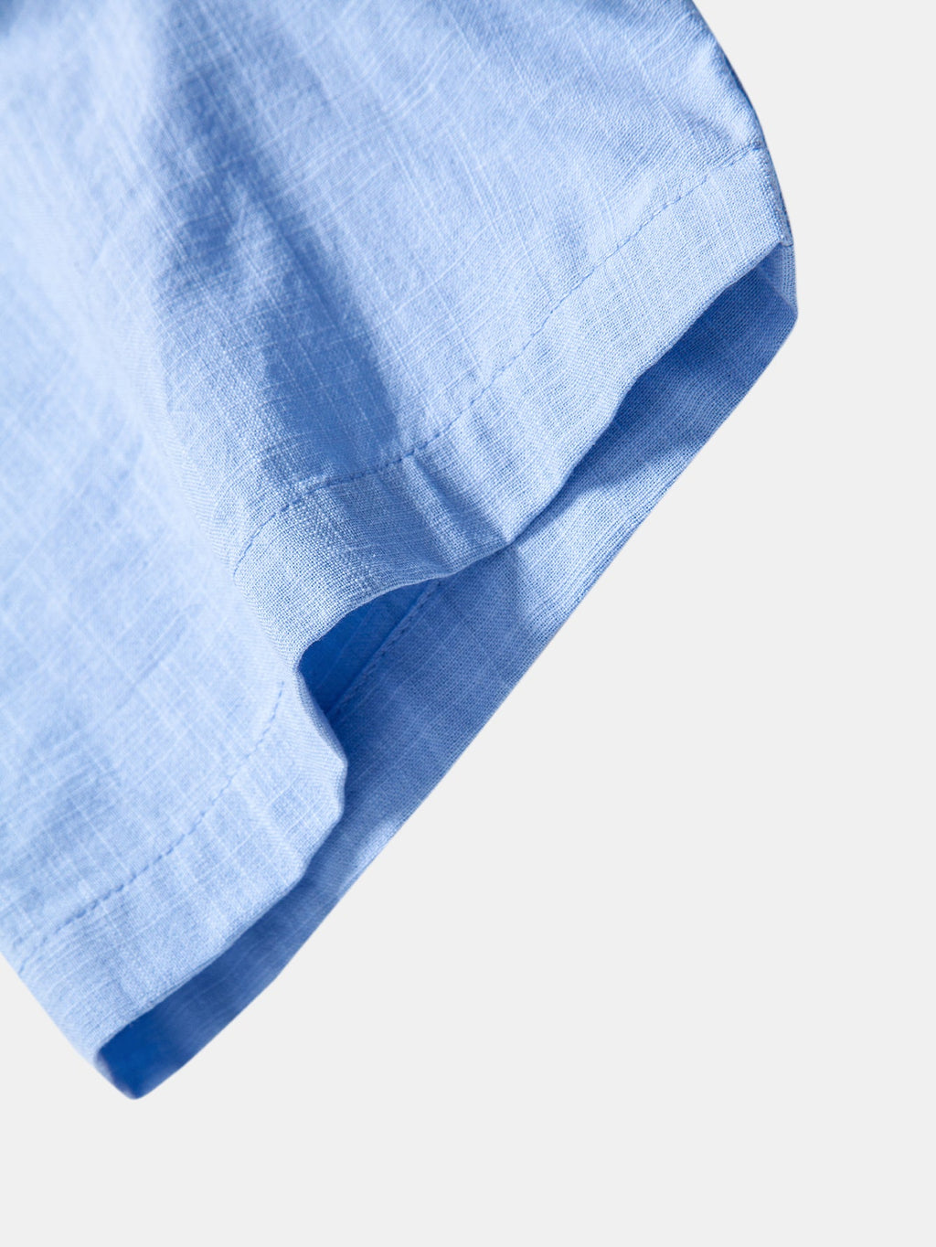 Camisa de manga corta con cuello alto y efecto lino, y pantalones rectos con textura arrugada