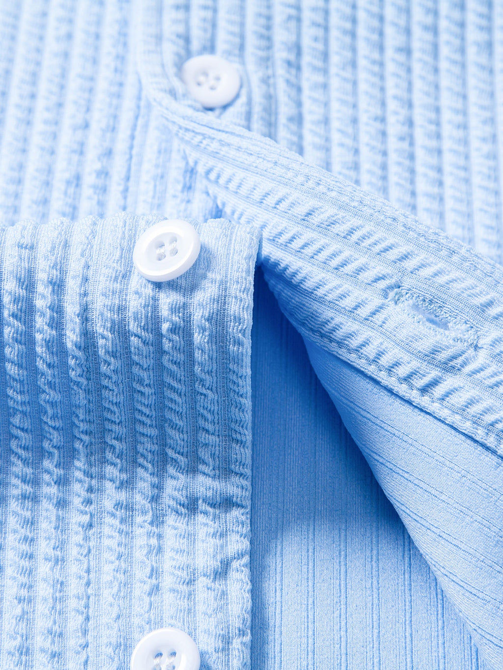 Camisa ajustada con botones y diseño acanalado