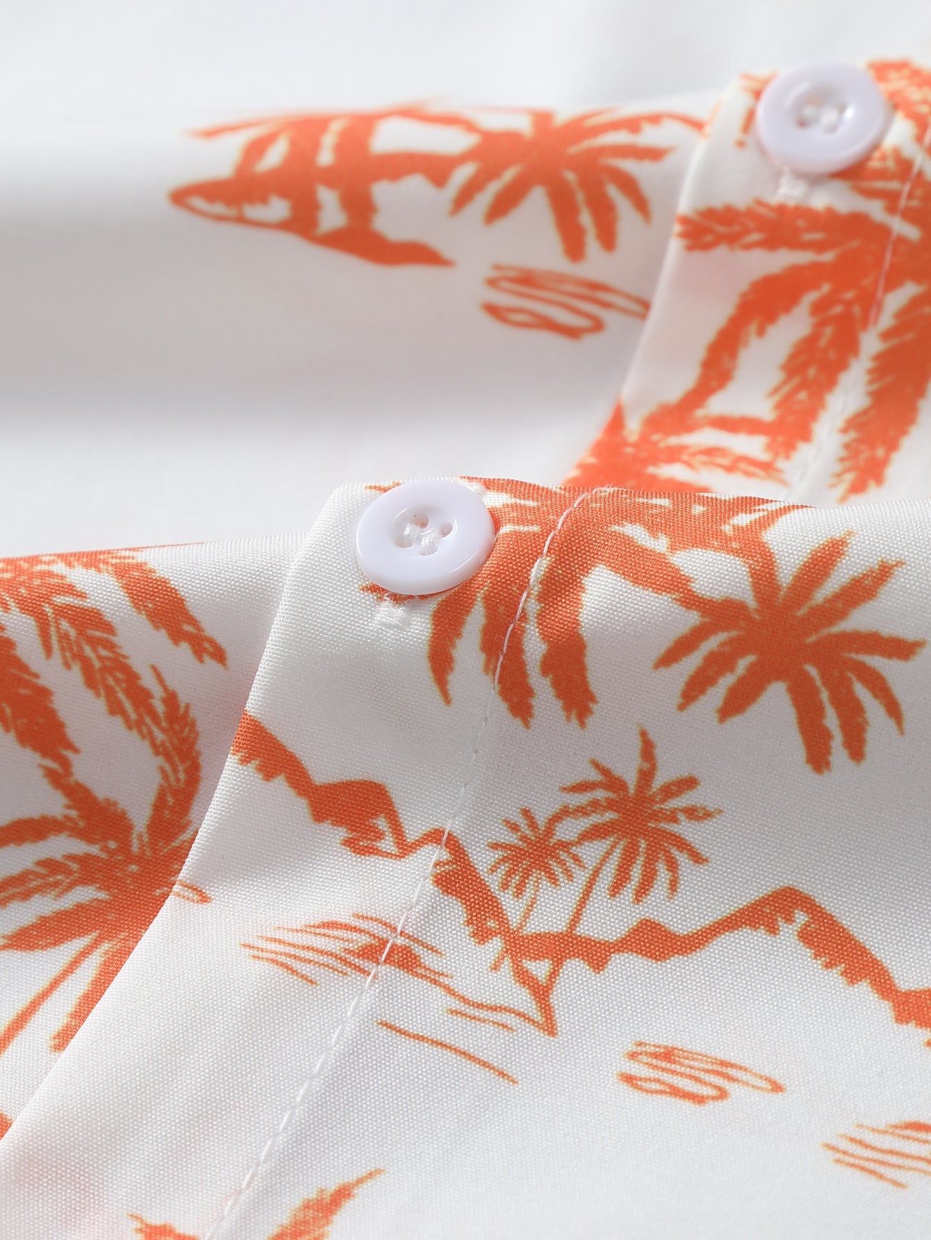 Camisa abotonada con estampado de palmeras y bañador corto
