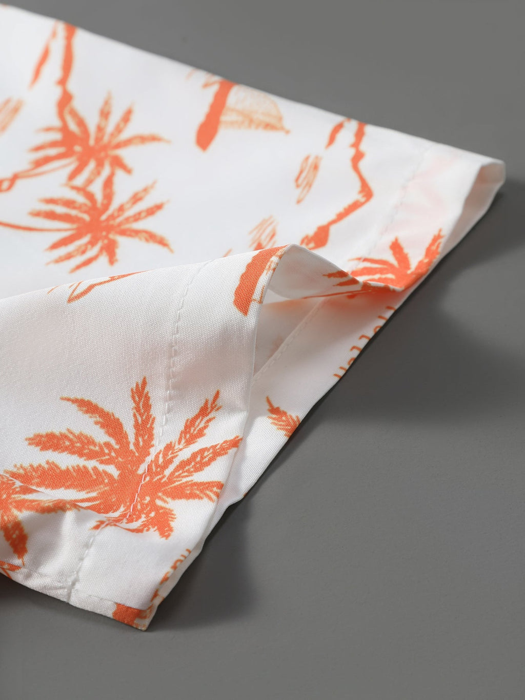 Camisa abotonada con estampado de palmeras y bañador corto