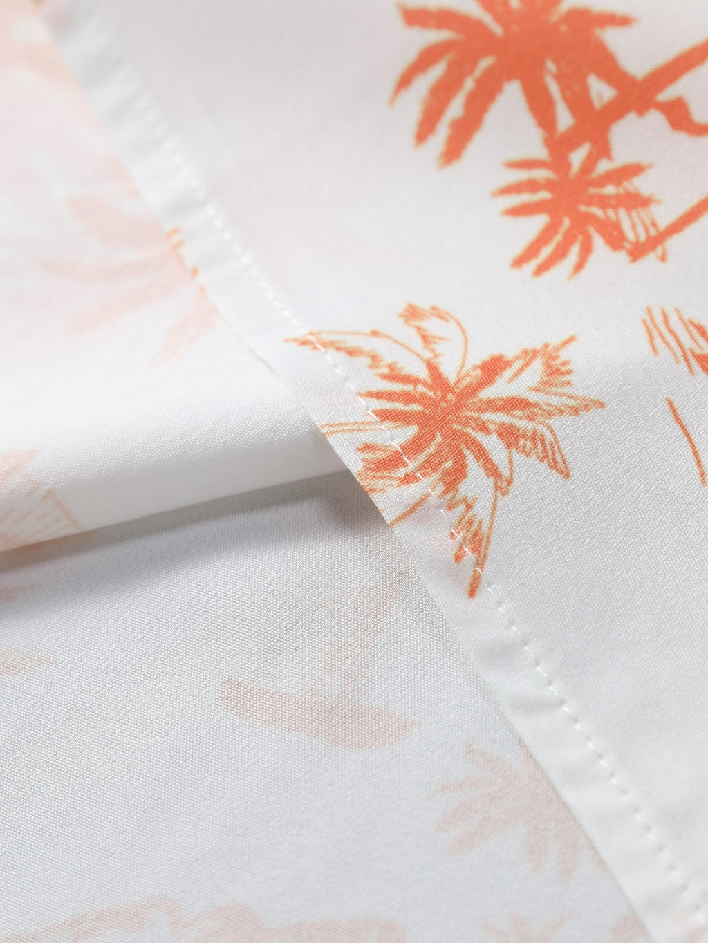 Camisa abotonada con estampado de palmeras y bañador corto