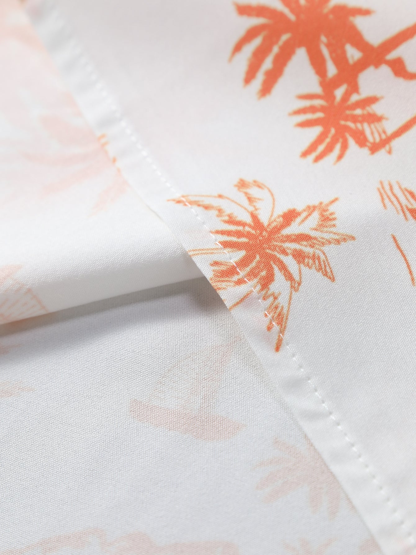 Camisa abotonada con estampado de palmeras y bañador corto