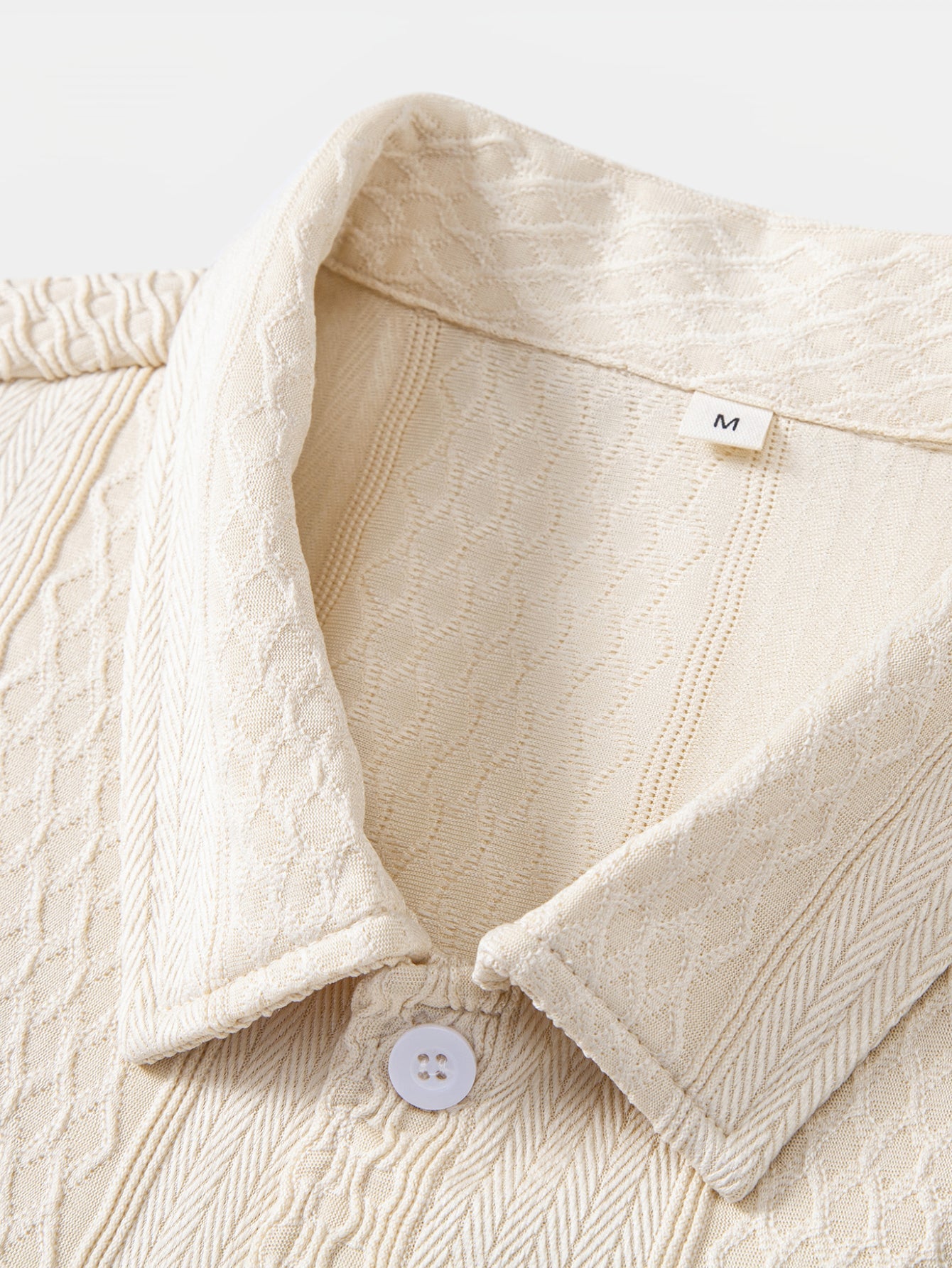 Camisa de botones con estampado jacquard geométrico y pantalones rectos con textura arrugada