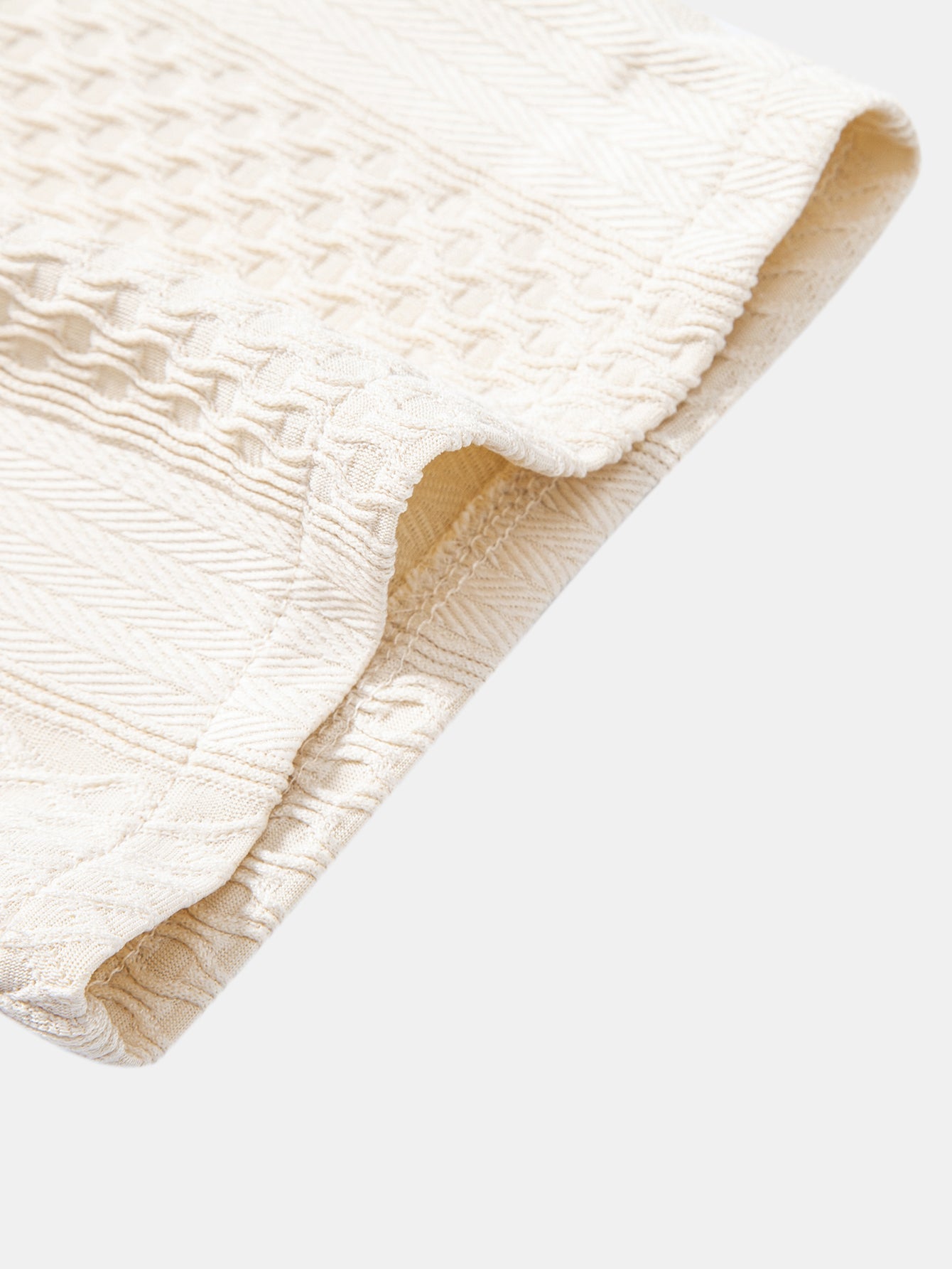 Camisa de botones con estampado jacquard geométrico y pantalones rectos con textura arrugada