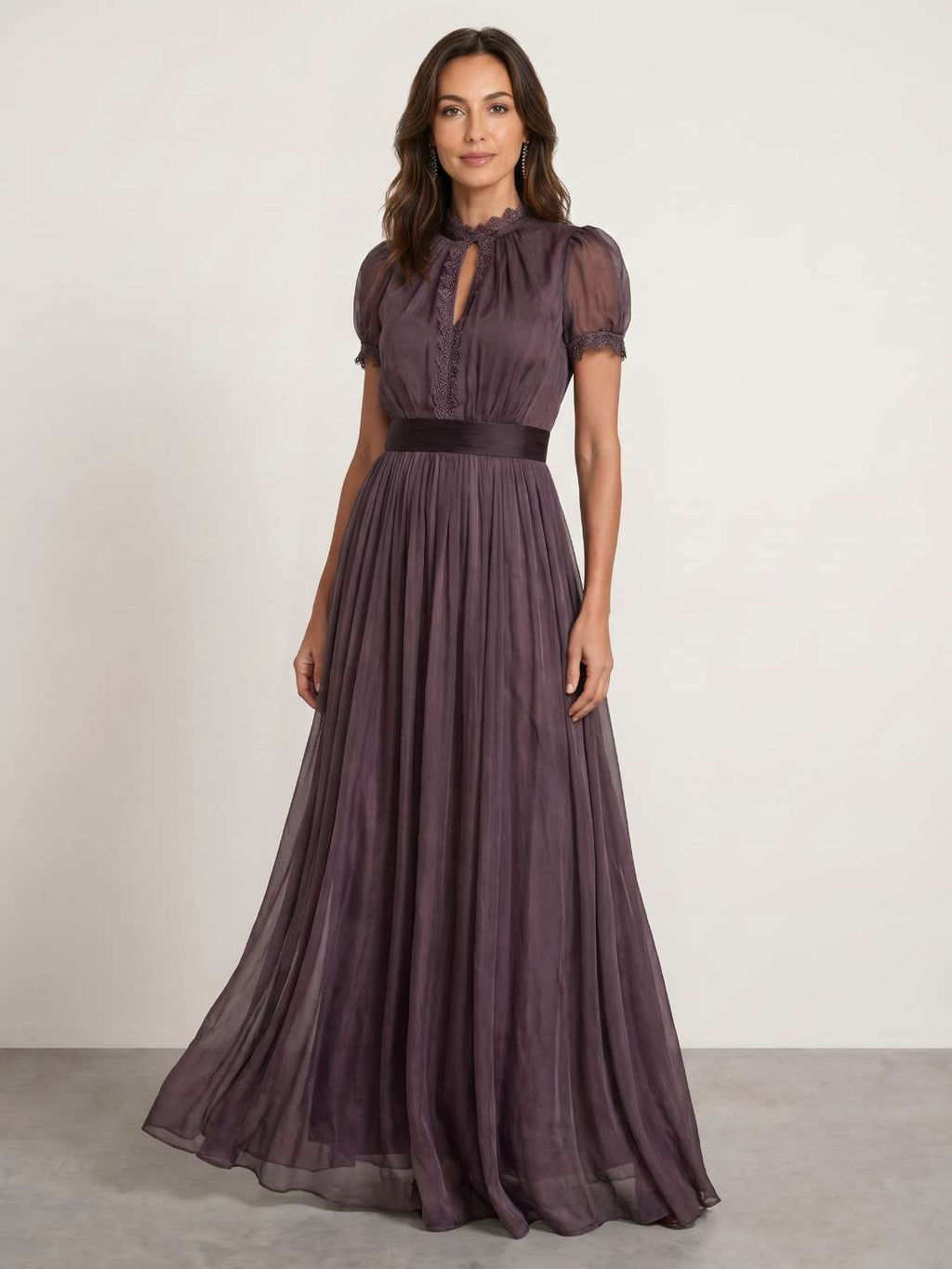 Vestido fluido con cuello de encaje
