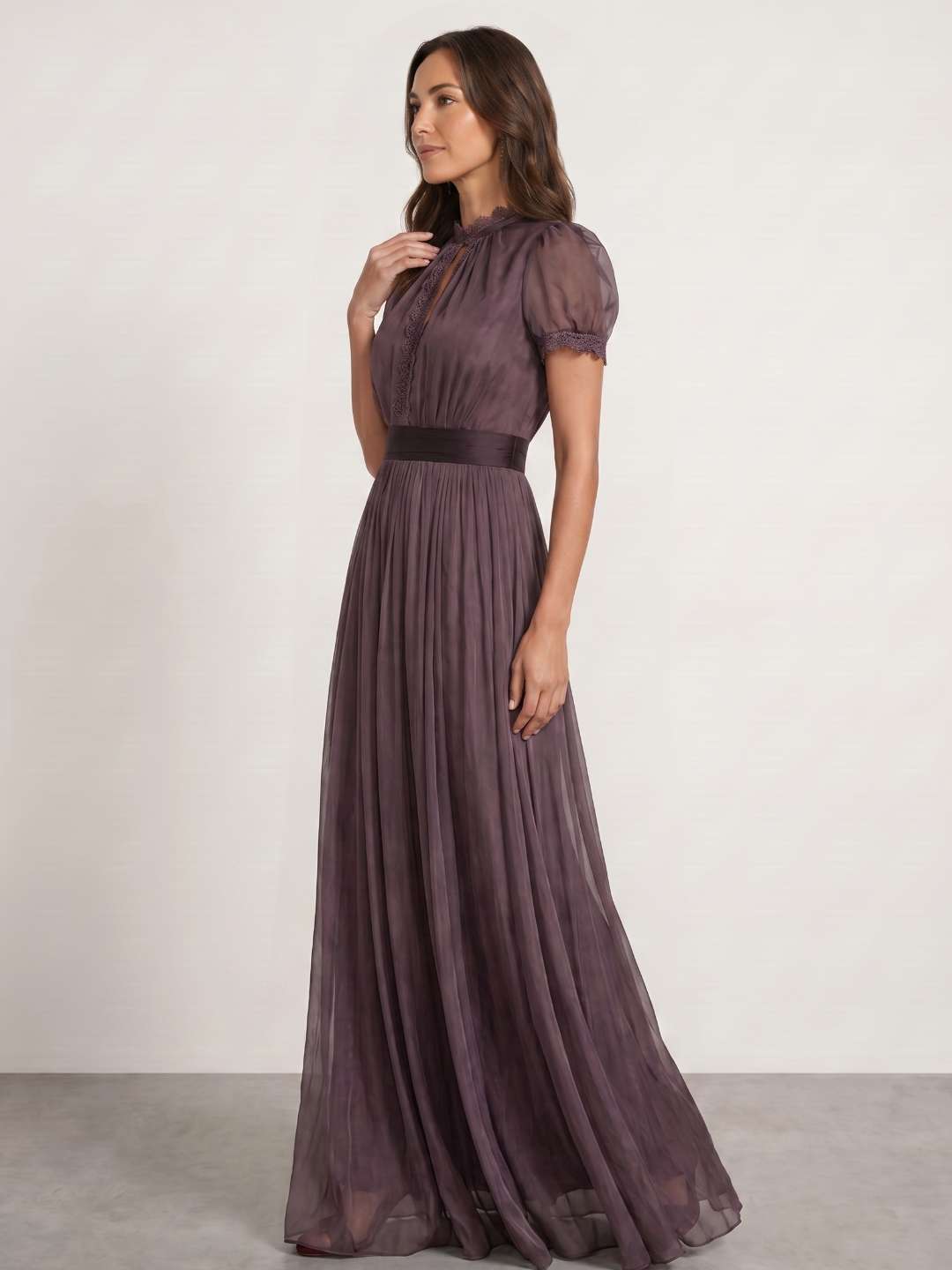 Vestido fluido con cuello de encaje