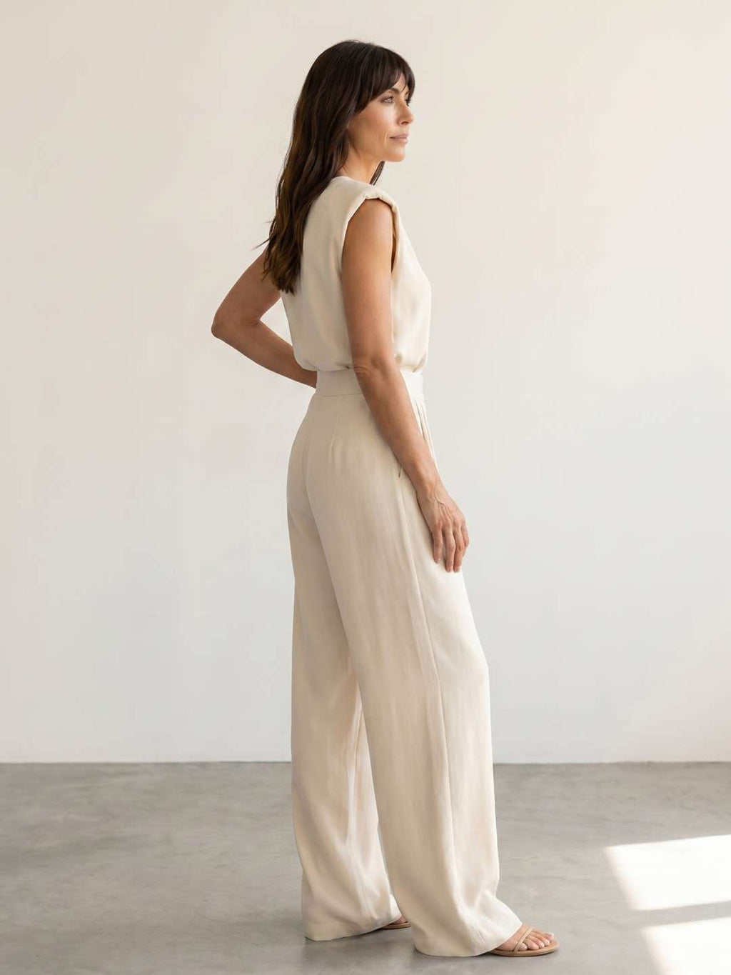 Conjunto fluido de top estructurado y pantalón ancho