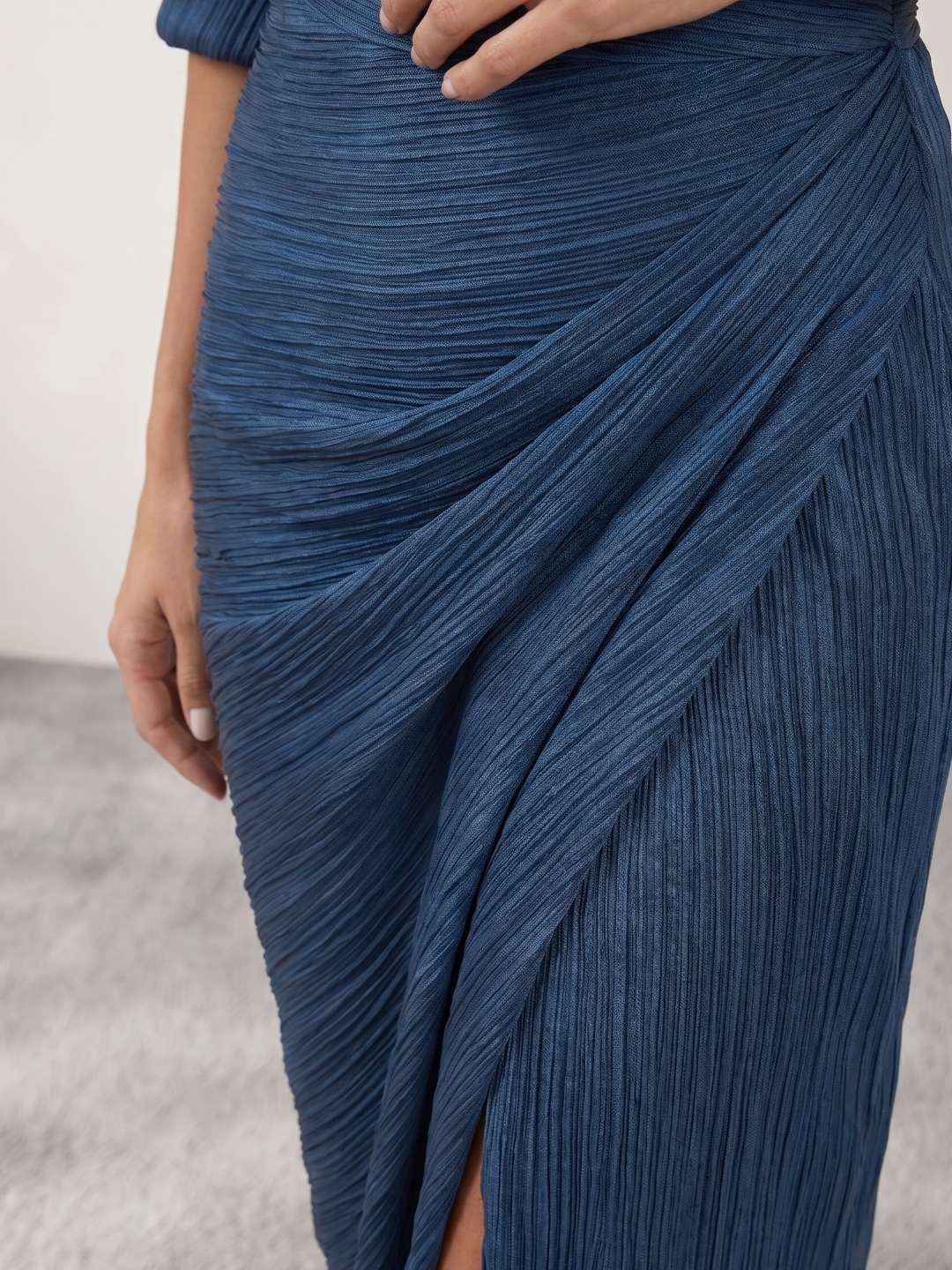 Vestido camisero plisado con abertura