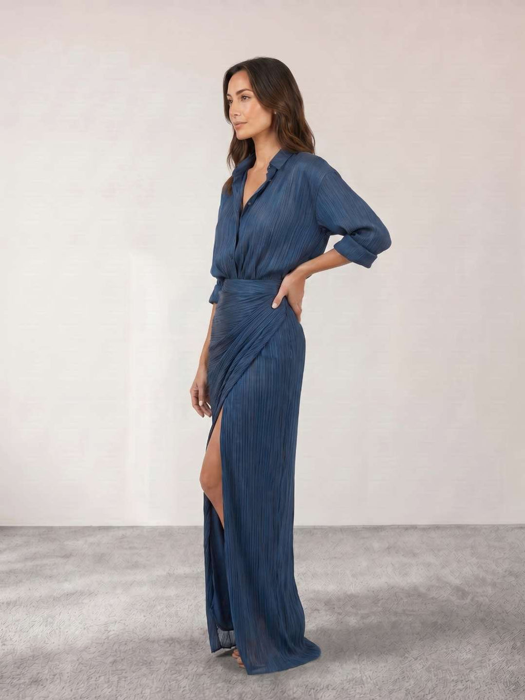 Vestido camisero plisado con abertura