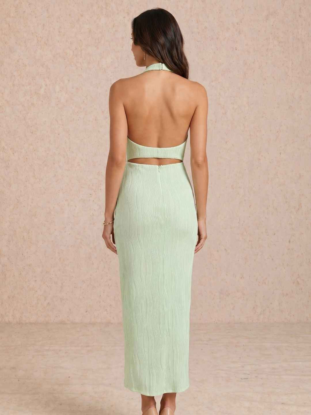 Vestido midi plisado con escote halter