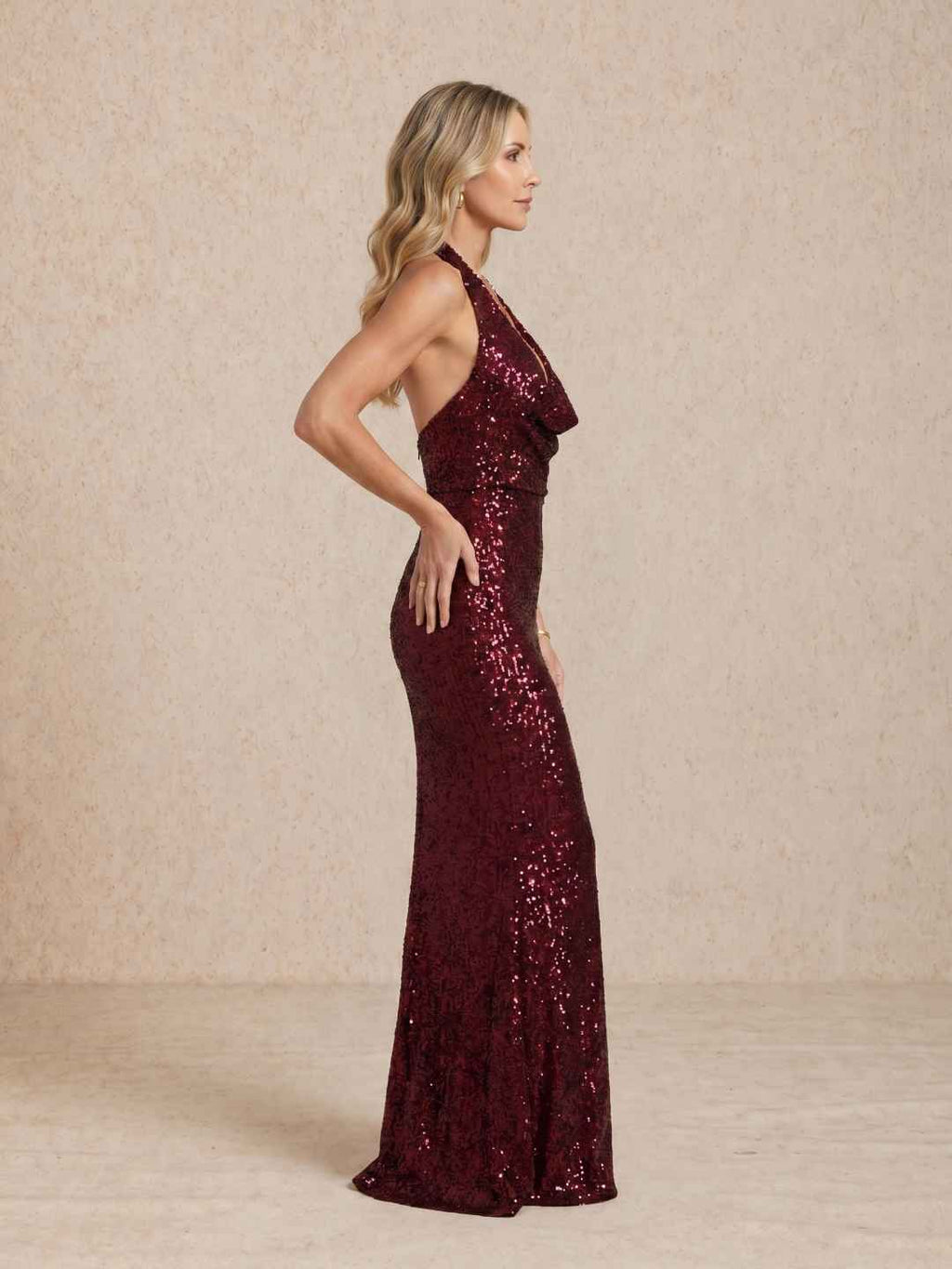Vestido largo de lentejuelas con escote halter