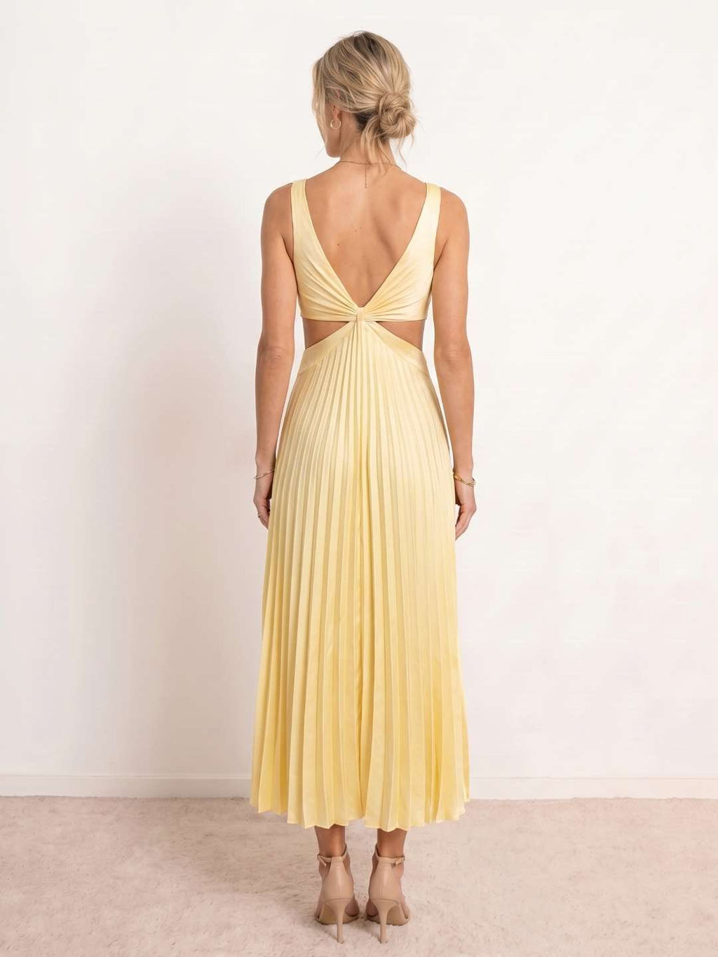 Vestido midi plisado con escote en V