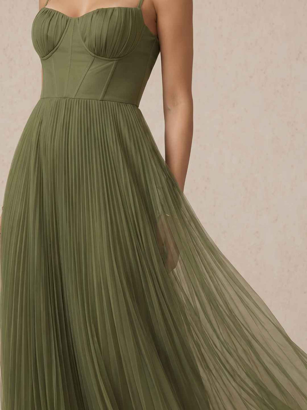 Vestido midi plisado con tirantes