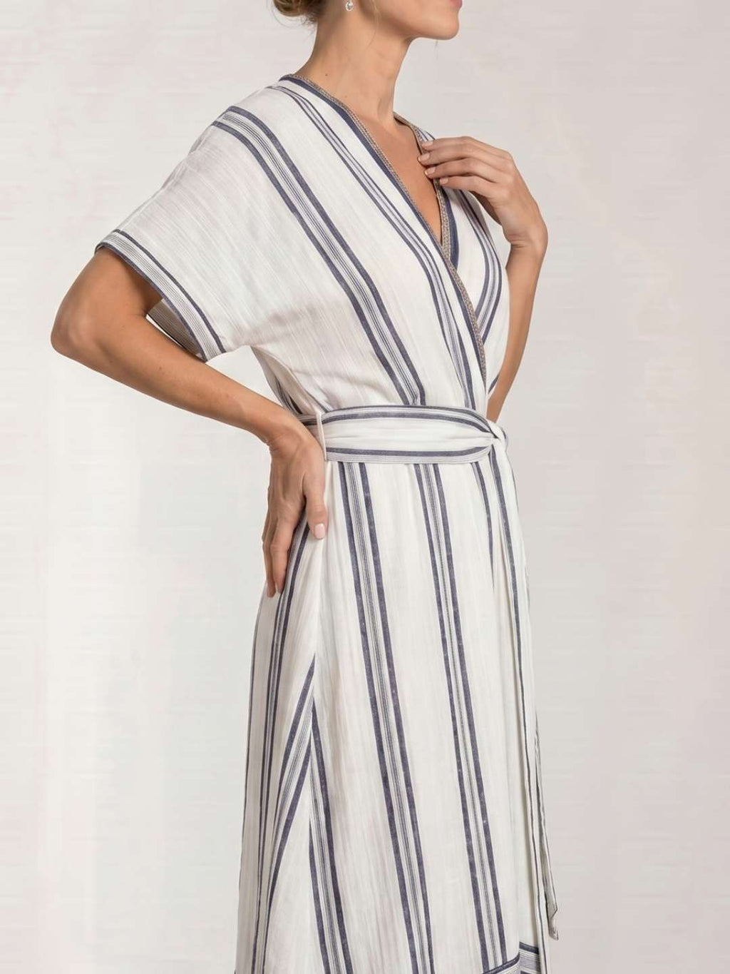 Vestido midi cruzado con cinturón