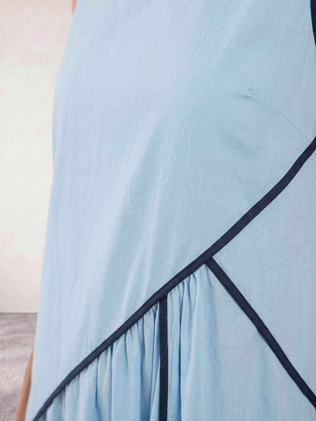 Vestido largo fluido con detalle estructurado