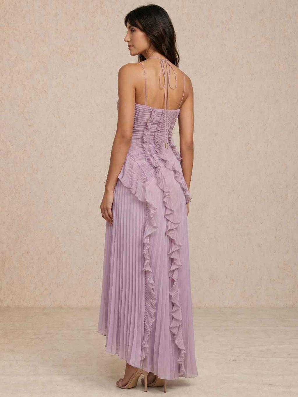 Vestido plisado con detalle de volantes