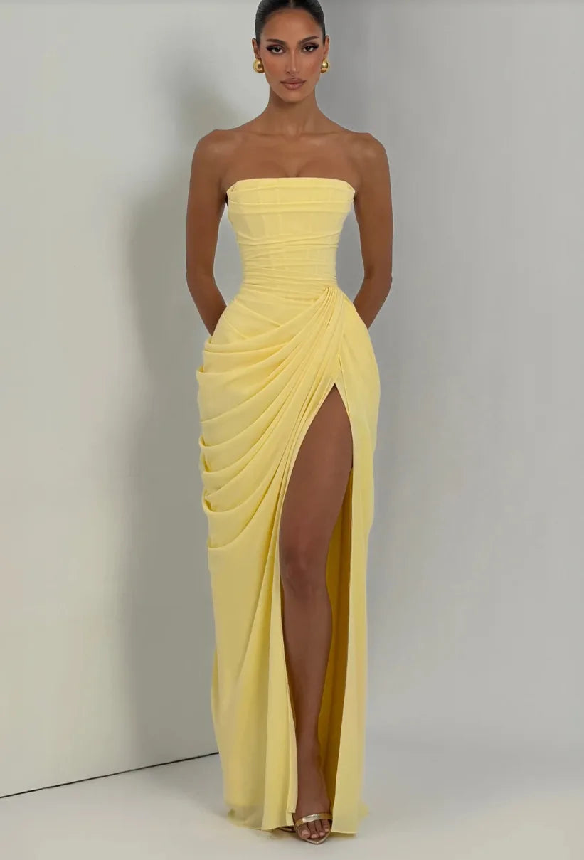 Elegante vestido largo plisado amarillo