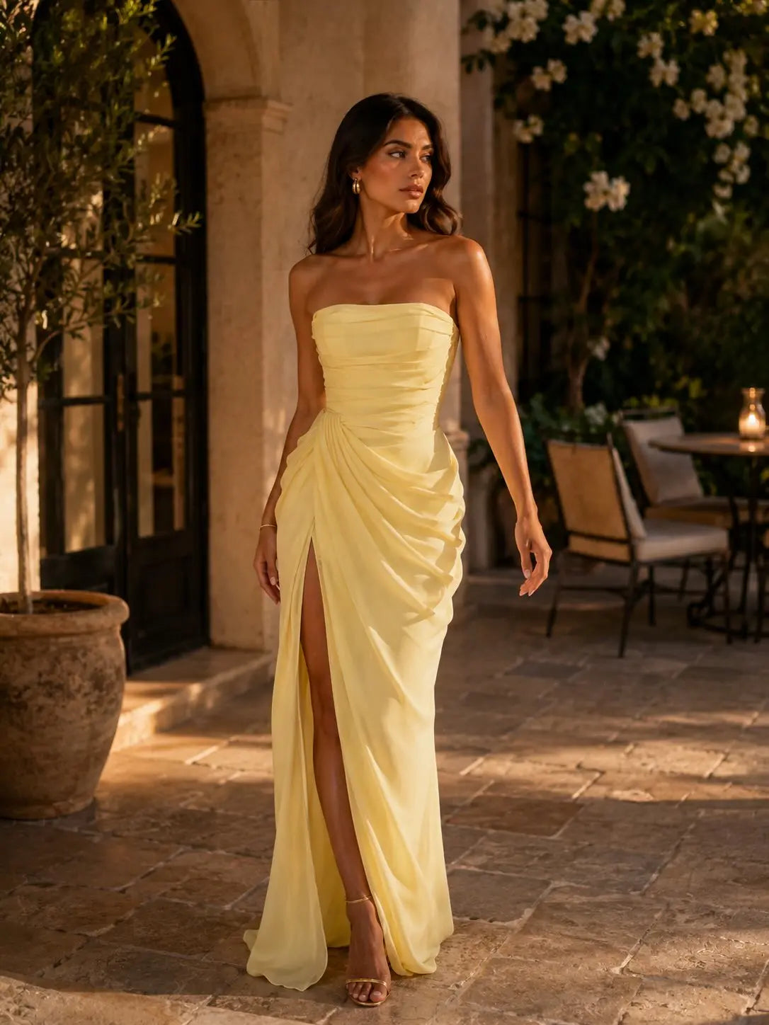 Elegante vestido largo plisado amarillo