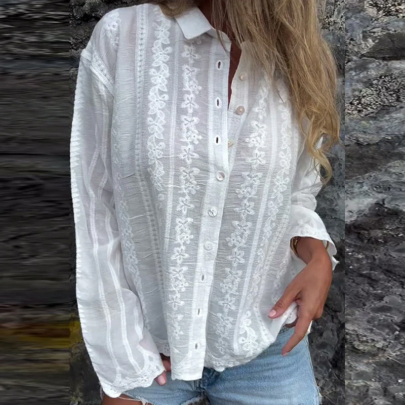 Amery – Blusa Romántica Bordada con Botones