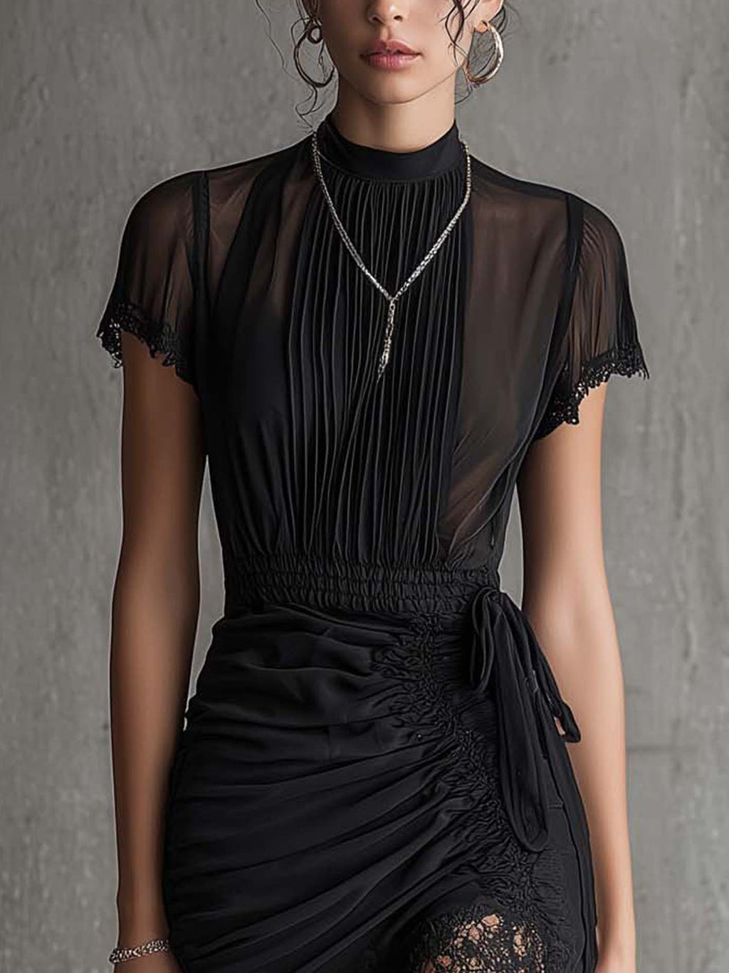 Vestido Mini de Gasa Negro con Cintura Plisada y Ribete de Encaje