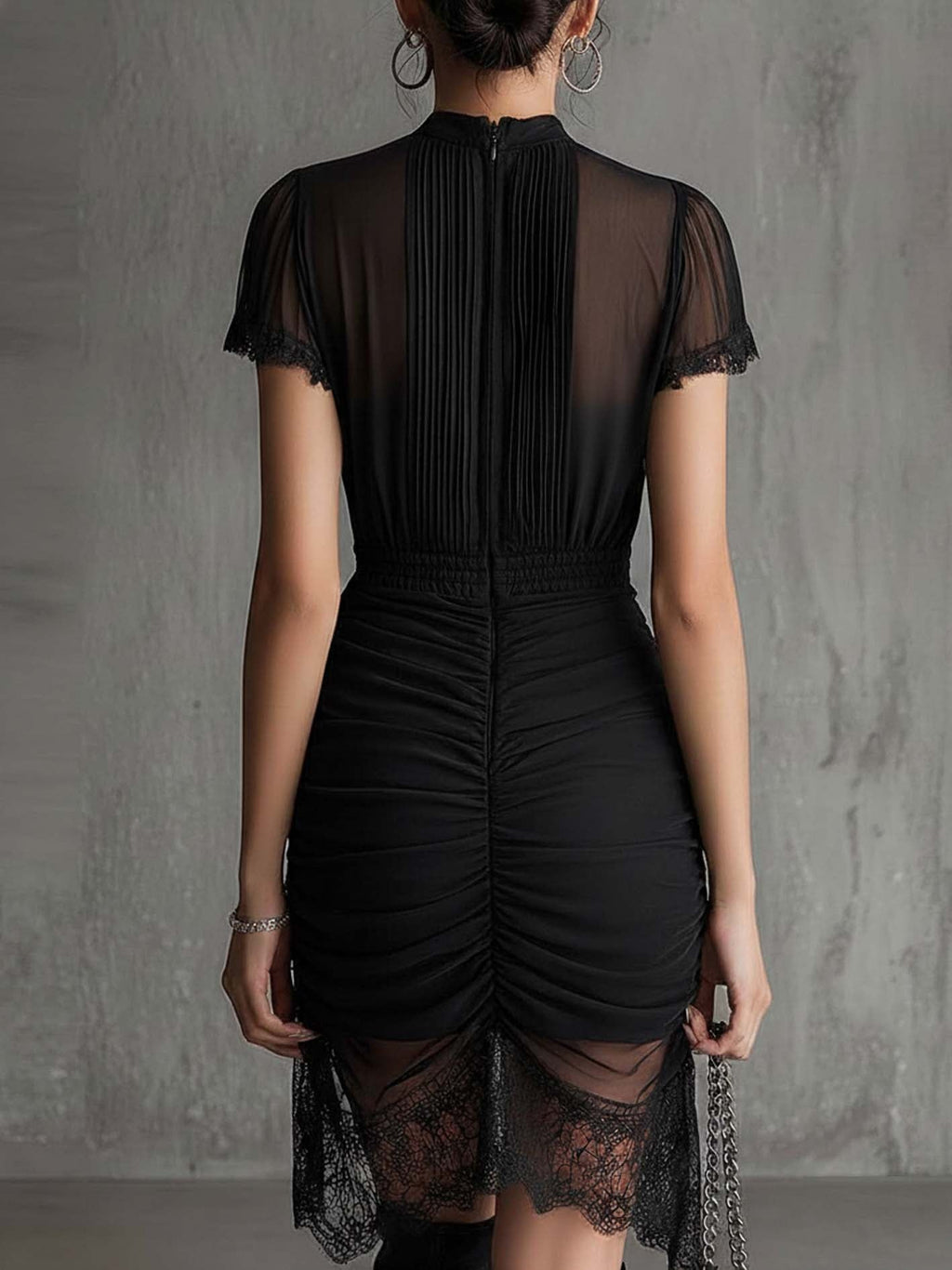 Vestido Mini de Gasa Negro con Cintura Plisada y Ribete de Encaje
