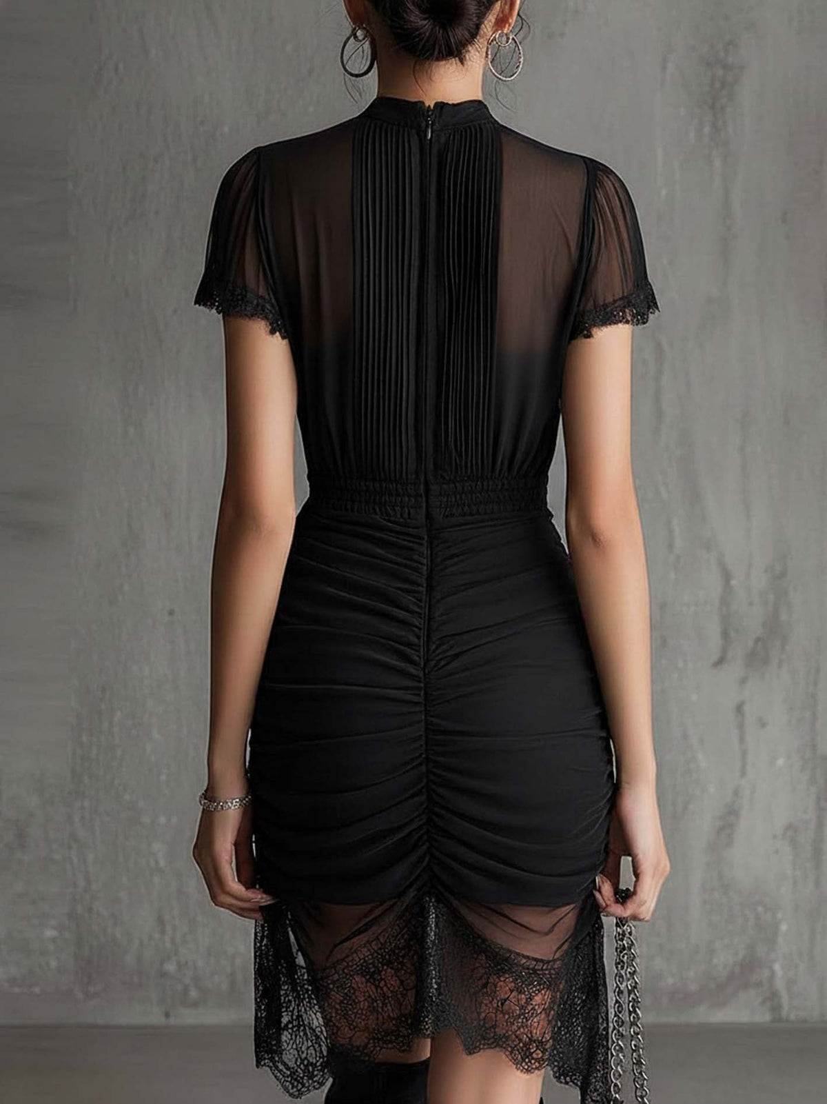 Vestido Mini de Gasa Negro con Cintura Plisada y Ribete de Encaje