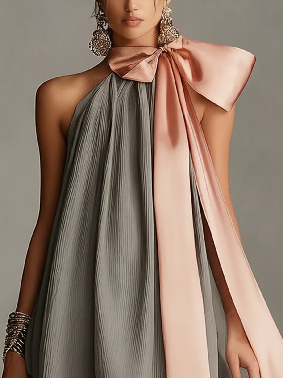Beatrice | Vestido Mini de Satén Gris con Lazo Rosa y Encaje