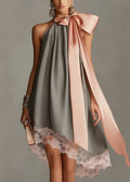 Beatrice | Vestido Mini de Satén Gris con Lazo Rosa y Encaje