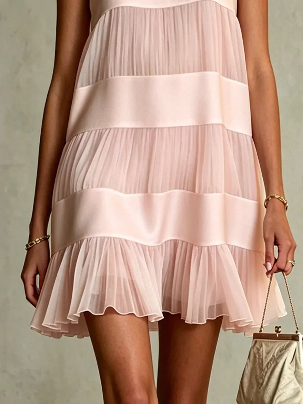 Vestido Mini de Gasa Plisada Rosa Claro con Diseño por Capas y Patchwork