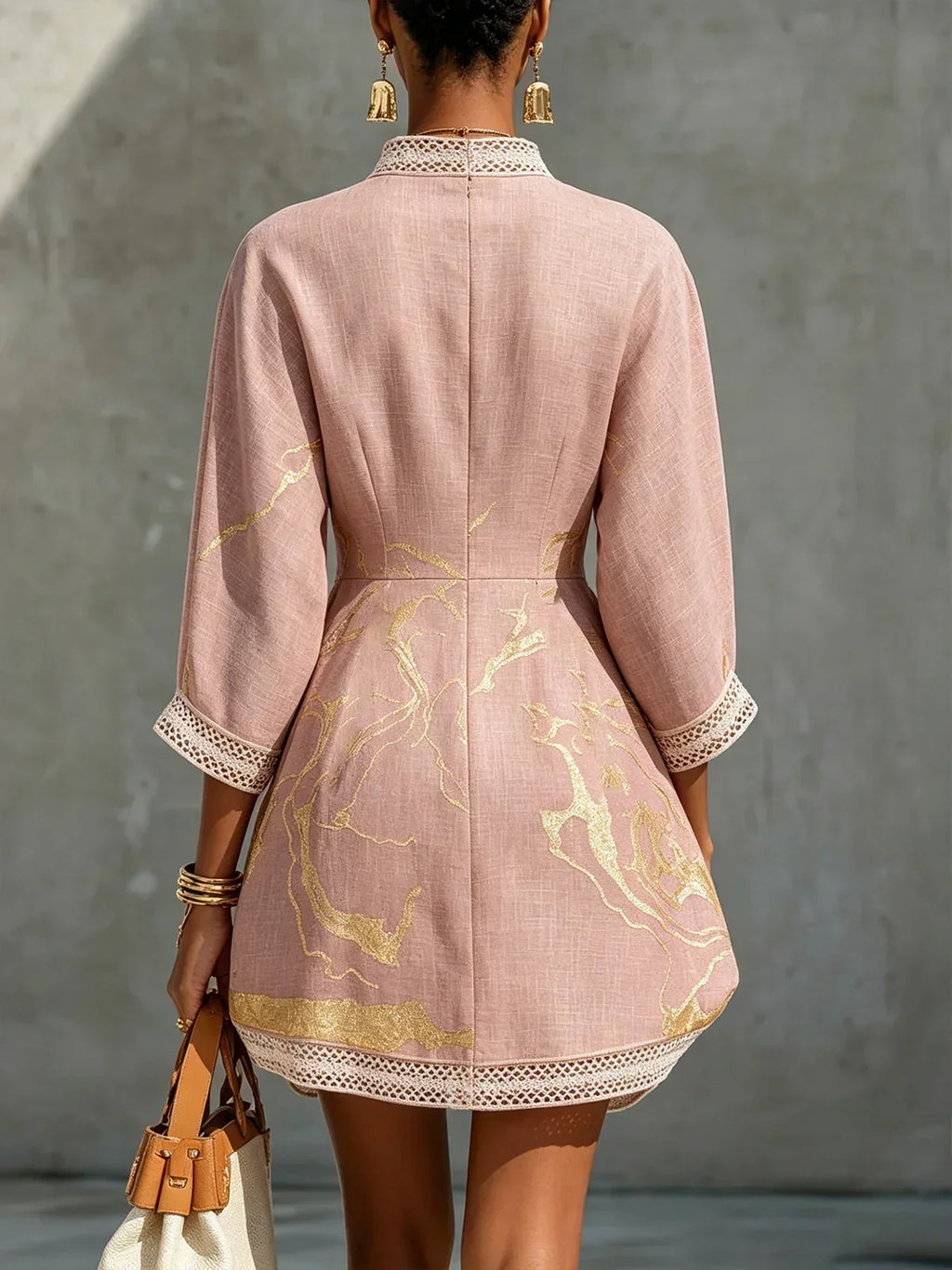 Calista Vestido Mini de Encaje en Rosa con Escote en V