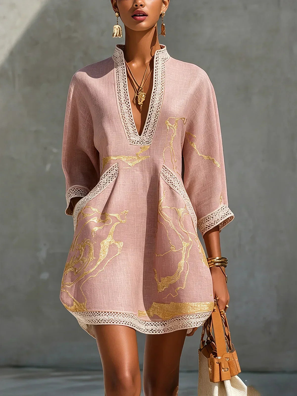 Calista Vestido Mini de Encaje en Rosa con Escote en V