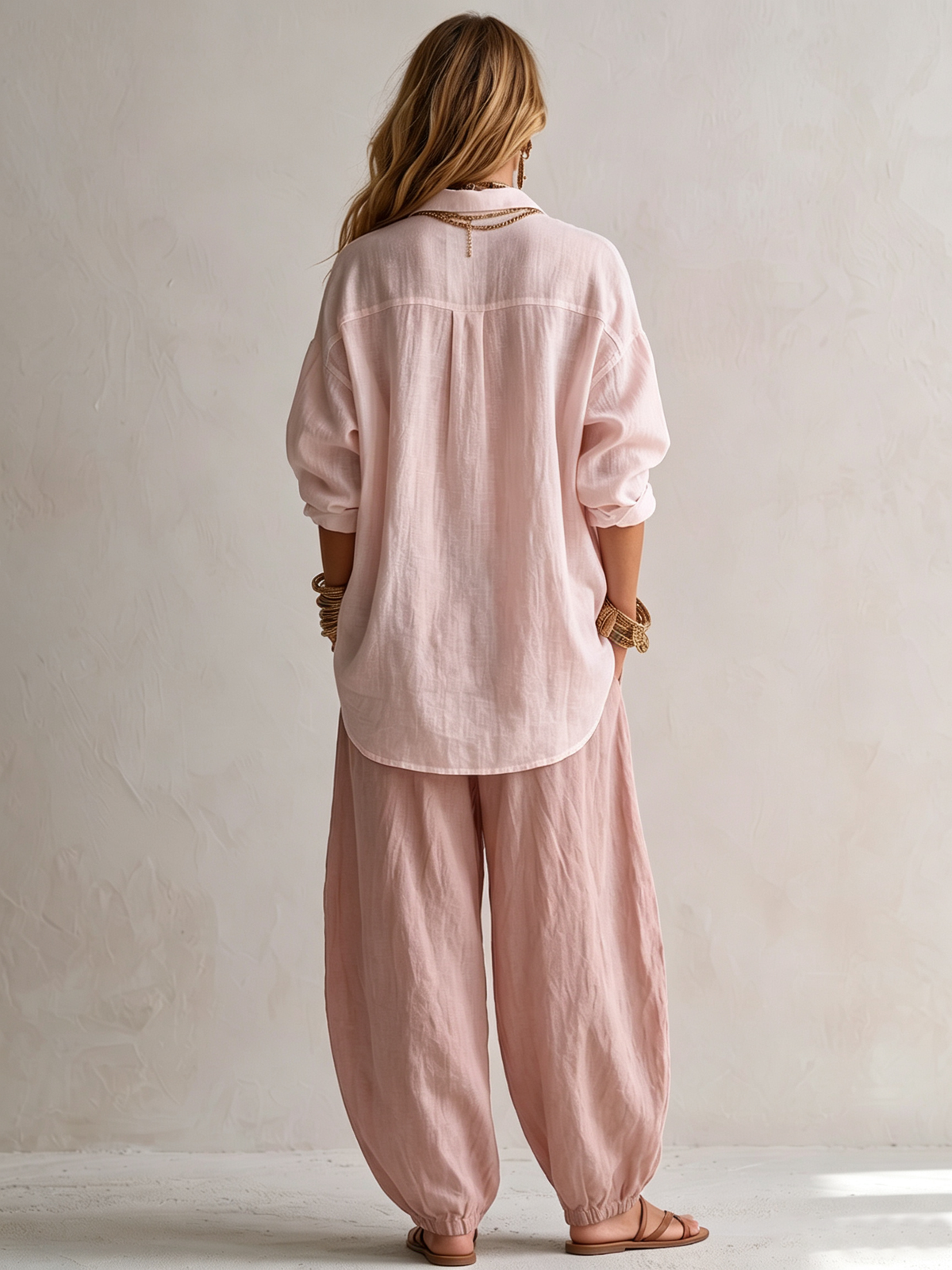 Conjunto de camisa blanca holgada y pantalón verde de pierna ancha tipo farol