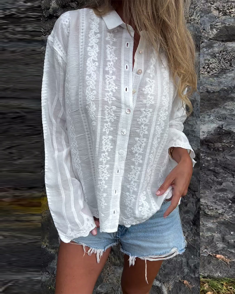 Amery – Blusa Romántica Bordada con Botones