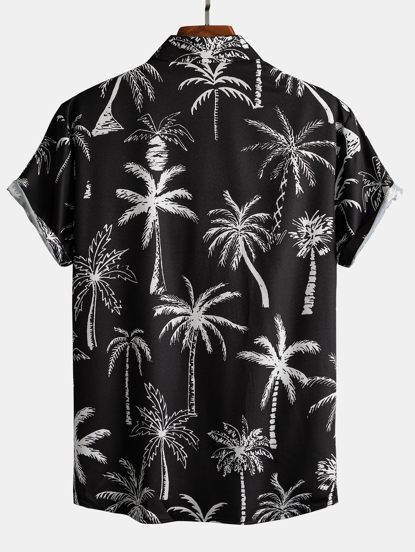 Camisa abotonada con estampado de palmeras y bañador corto