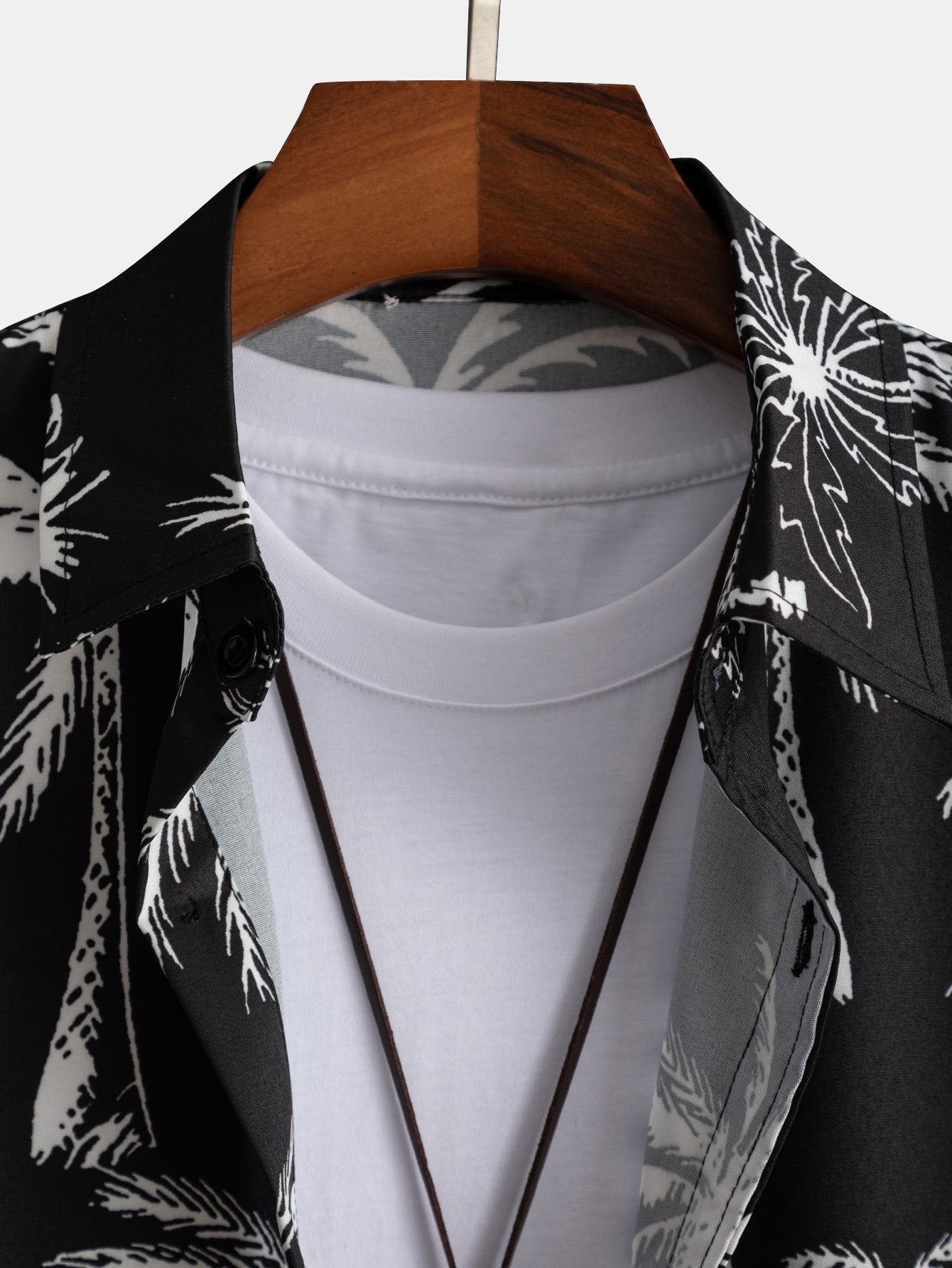 Camisa abotonada con estampado de palmeras y bañador corto