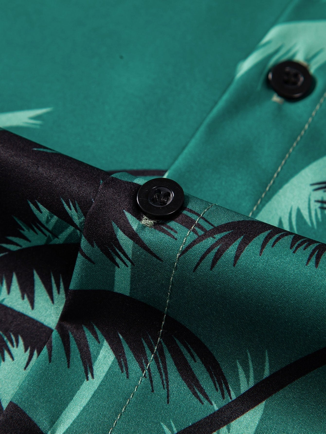Camisa abotonada con estampado de palmeras y bañador tipo bermuda