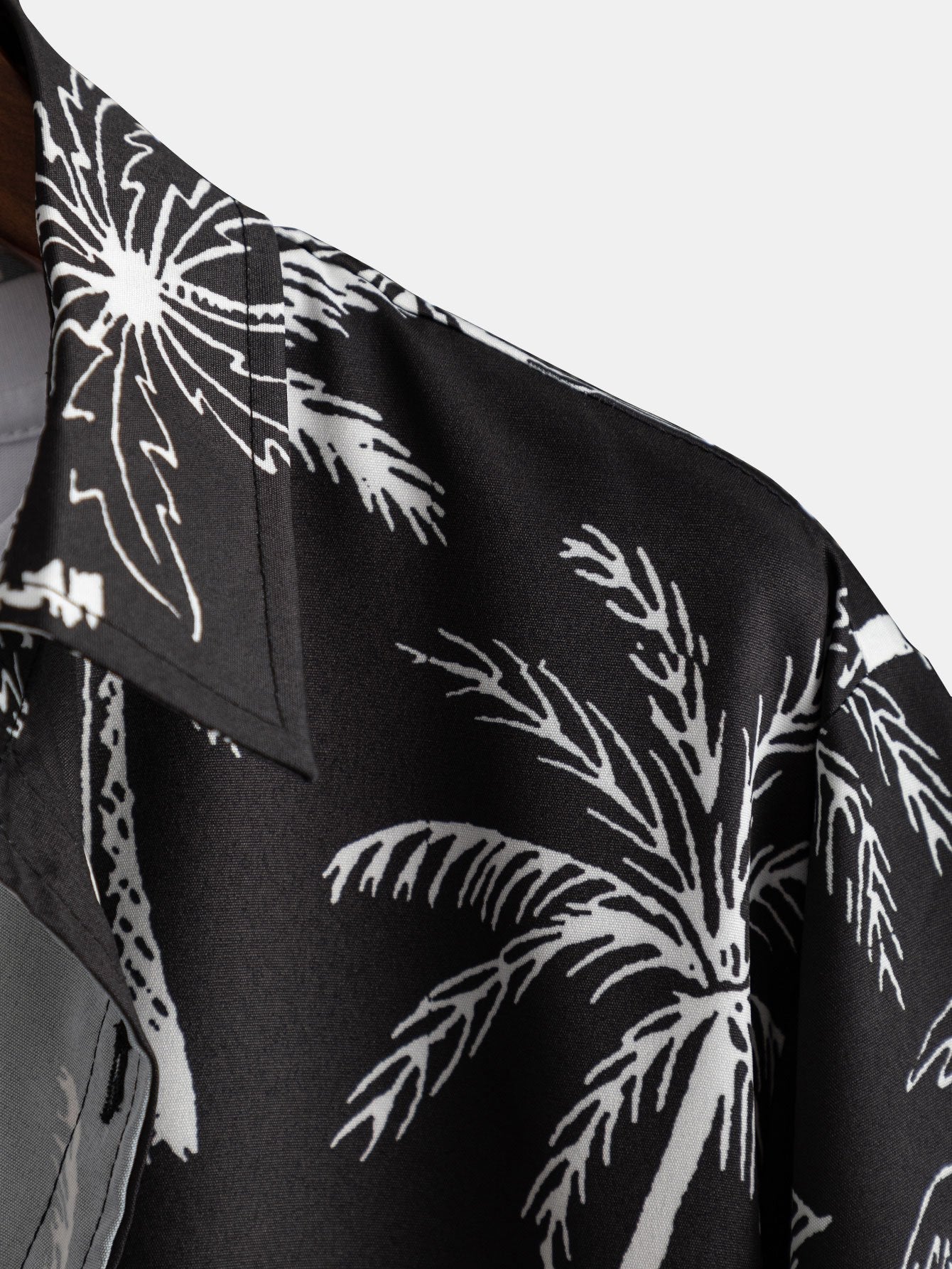 Camisa abotonada con estampado de palmeras y bañador corto