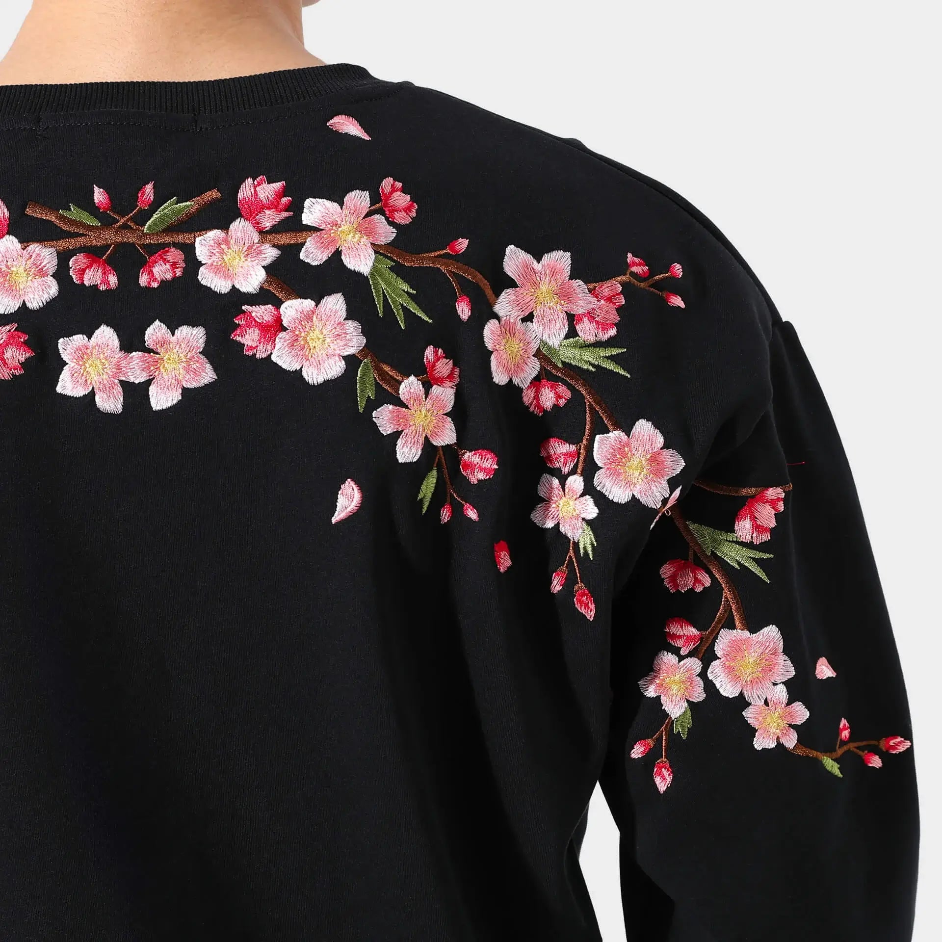 Sudadera bordada con motivos de sakura